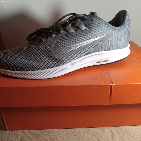 NWT Nike Women's size 12 Running Shoes in Sparkling Silver! - Picture 5 of 15